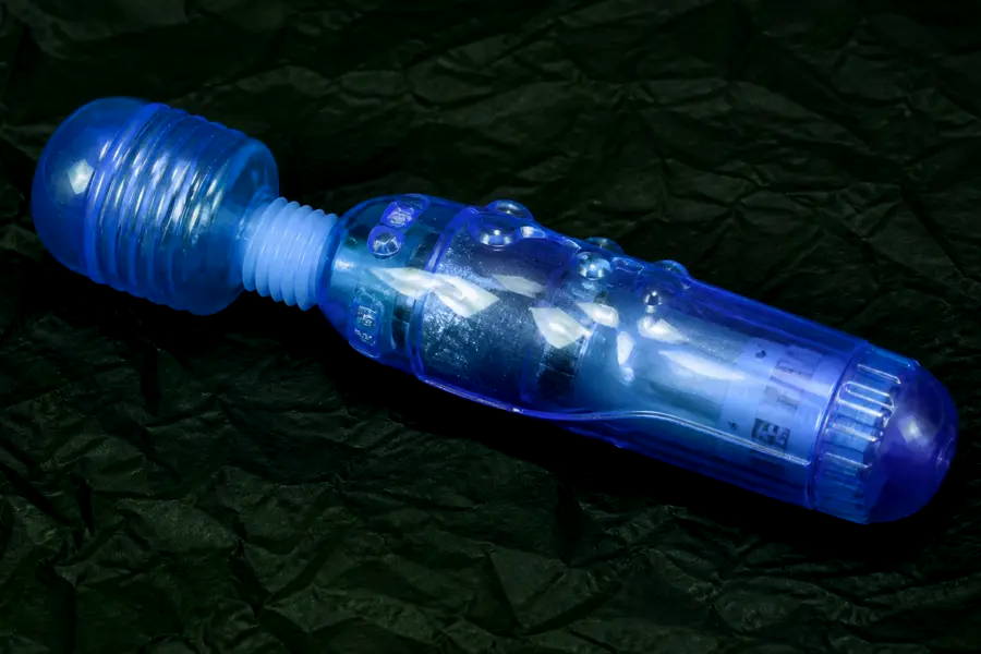 Glossy jelly toy used as a warning for unlabeled butt plugs. Not a product to buy.